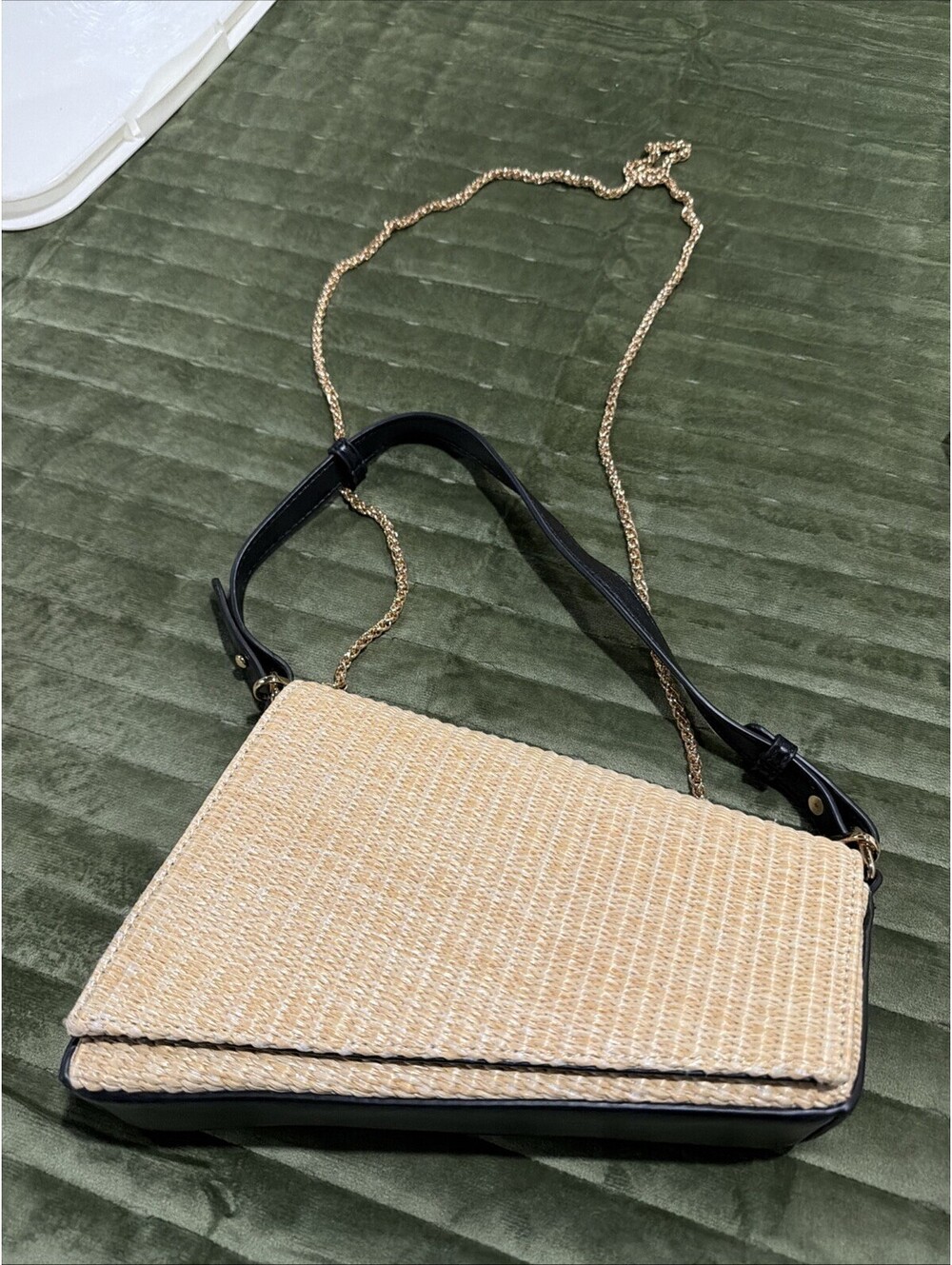 Urban Woven Straw and Black Leather Shoulder Bag with Chain Strap